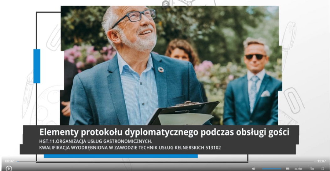 Zdjęcie przedstawia widok ujęcia początkowego filmu edukacyjnego zatytułowanego Elementy protokołu dyplomatycznego podczas obsługi gości. Na grafice widać pasek sterowania filmem, który zawiera przycisk startu film, suwak głośności filmu, przycisk włączenia napisów, przycisk wyboru jakości odtwarzanego filmu, przycisk wyboru prędkości odtwarzania filmu oraz przycisk włączenia pełnego ekranu.