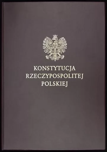 Ilustracja przedstawia okładkę Konstytucji Rzeczypospolitej Polskiej. Na okładce znajduje się tytuł oraz godło polskie — orzeł w koronie.