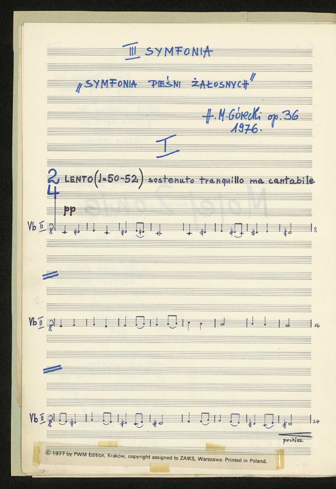 Ilustracja przedstawia: Strona pierwsza rękopisu „III Symfonii Symfonii pieśni żałosnych” Henryka Mikołaja Góreckiego. Na ilustracji znajduje się początkowy zapis nutowy utworu, jego tytuł, imię i nazwisko kompozytora oraz rok powstania.