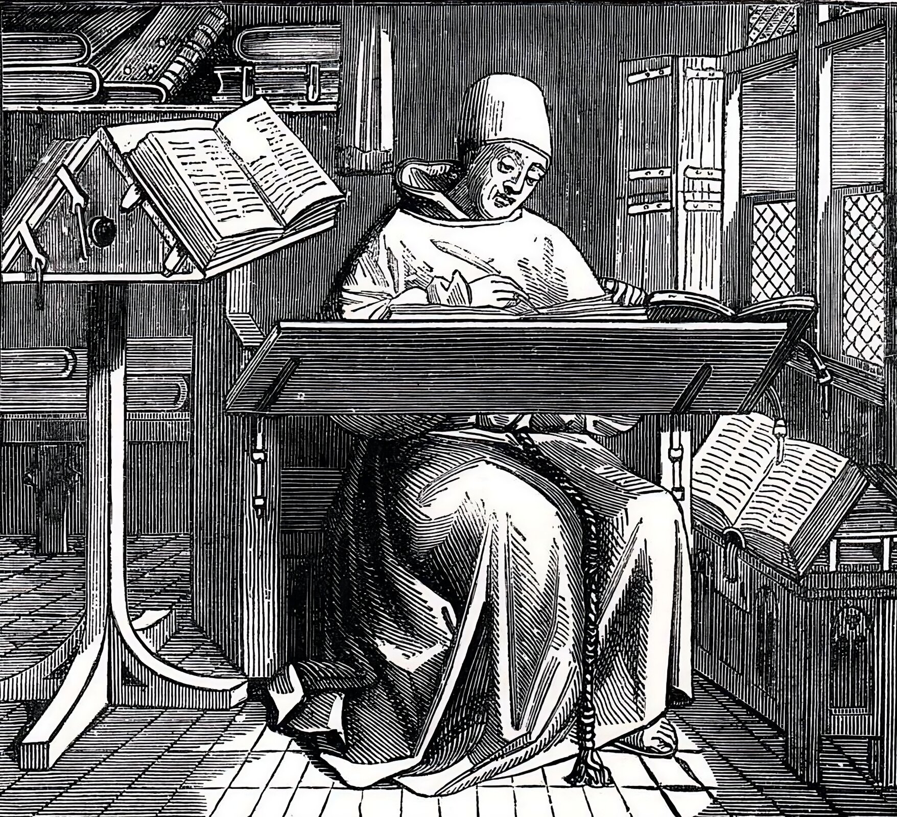Ilustracja przedstawia skrybę przy przepisywaniu księgi. Po lewej stronie obrazu znajduje się wysoki pulpit na dwie księgi liturgiczne, które są rozłożone. W tyle znajdują się dwie półki z licznymi księgami. Po prawej stronie znajduje się okno z okiennicami. Pod oknem zlokalizowana jest skrzynia, a na niej mały pulpit z otwartą księgą. Mnich ubrany w habit i czapkę na głowie siedzi w centrum obrazu przy stoliku. Na nim znajduje się otwarta księga i pergamin, na którym gęsim piórem pisze skryba. Na mnicha pada światło z okna.