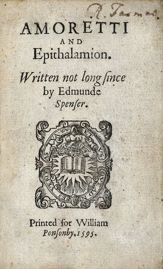 Ilustracja przedstawia stronę tytułowa książki z 1595 roku. W centralnej części duży znak drukarski. Powyżej i poniżej napisy w języku angielskim.