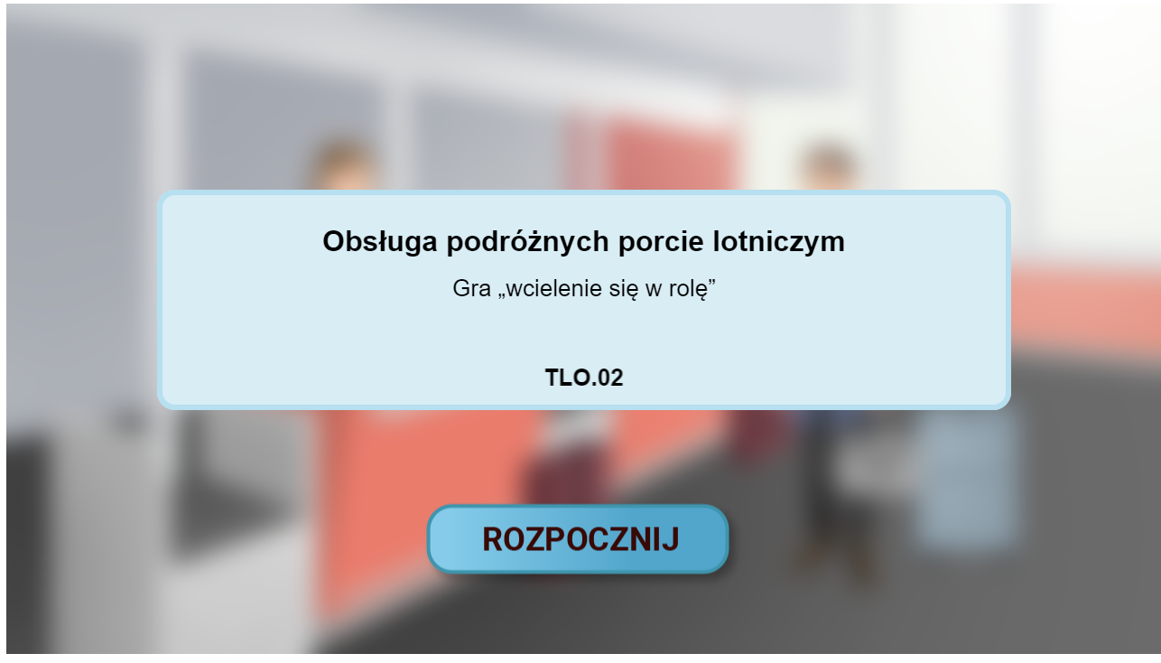 Ilustracja przedstawia panel rozpoczęcia gry typu "wcielanie się w rolę". Na pierwszym planie mamy prostokątną kartę z tytułem gry "Obsługa podróżnych w porcie lotniczym" , rodzaj gry czyli "wcielanie się w rolę" oraz numer kwalifikacji TLO.02. Poniżej znajduje się przycisk "rozpocznij" rozpoczynający grę a w tle mamy rozmazaną scenę z gry przedstawiającą podróżnego nadającego bagaż.