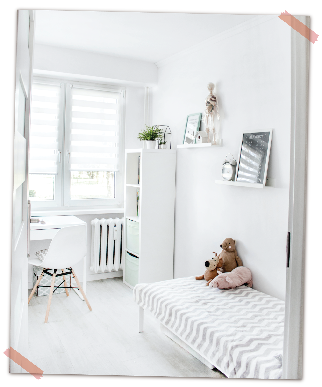 Na obrazku znajduje się pokój. Widoczne jest okno a przed nim biurko oraz krzesło. Obok biurka znajduje się grzejnik oraz regał. Na nim stoją rośliny. Na przeciwko okna obok regału jest łóżko. Nad łóżkiem wiszą półki a na nich stoją obrazki, budzik i szkielet. Na łóżku leżą maskotki.