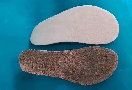 Zdjęcie przedstawia wkładkę z płyty suberytowej i wykrój miękkiej wkładki, potrzebnej do jej wyścielenia.