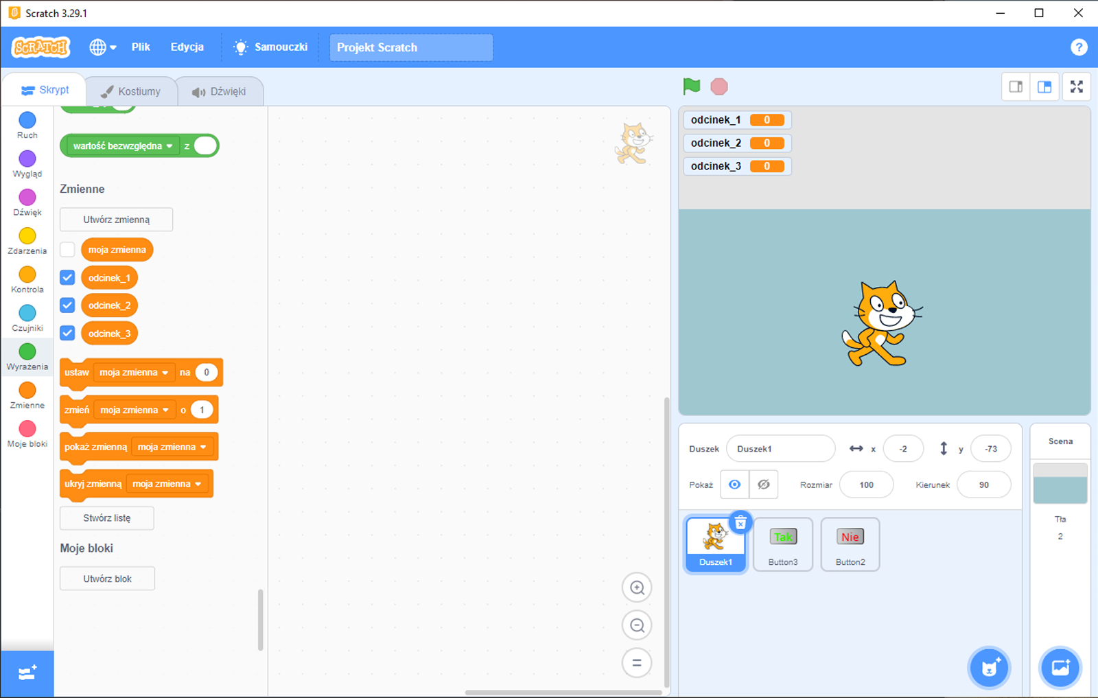 Zrzut ekranu przedstawia okno programu Scratch z gotowym projektem. Na górze ekranu znajduje się pasek nawigacji z następującymi zakładkami: plik, edycja, samouczki, projekt Scratch. Poniżej znajdują się trzy zakładki: skrypt, kostiumy, dźwięki. Z lewej strony widoczne są opcje sekwencji skryptu, a po prawej pokazane jest okno z efektem końcowym. Po lewej stronie są lista zmiennych oraz funkcje skryptu: ustaw, zmień, pokaż zmienną i ukryj zmienną. Po prawej stronie na szaro‑popielatym tle widoczny jest duszek‑kot. Nad animacją zwierzęcia znajdują się trzy prostokąty z napisami: odcinek_1, odcinek_2, odcinek_3.