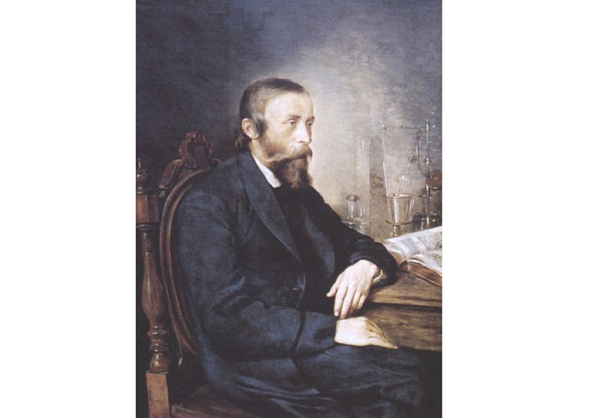 Ilustracja przedstawia portret Ignacego Łukasiewicza. Mężczyzna w garniturze siedzi bokiem do obserwatora na zdobionym krześle przy stole. Na stole leży otwarta książka. Za mężczyzną widać aparaturę laboratoryjną. Twarz naukowca jest spokojna, jego wzrok skierowany jest przed siebie. Wydaje się być zamyślony. Mężczyzna ma długą brodę oraz wąsy.