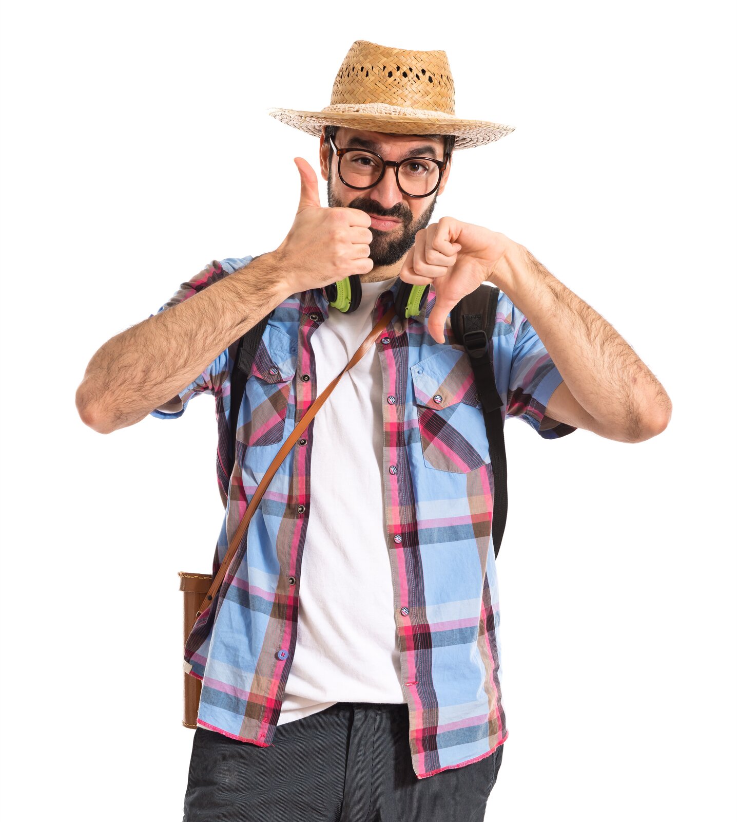Zdjęcie przedstawia mężczyznę w kapeluszu słomkowym i koszuli w kratę z krótkim rękawem, założony ma plecak i torbę. Nosi okulary i ma zarost. Jeden kciuk jego uniesionej ręki wskazuje górę, kciuk drugiej ręki skierowany jest ku dołowi.