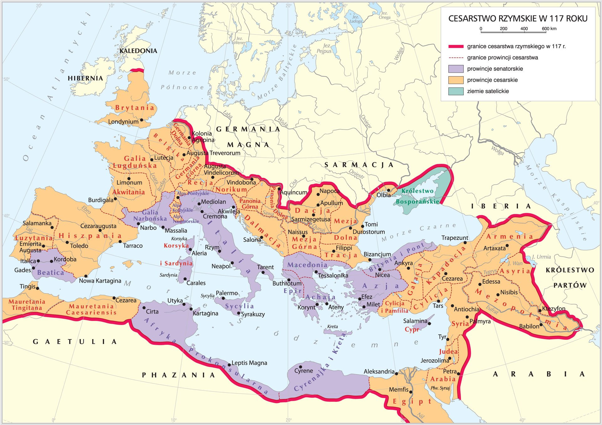 Mapa cesarstwa rzymskiego za czasów Trajana. Mapa przedstawia zasięg cesarstwa rzymskiego w II w. n.e., wskazując prowincje cesarskie i senatorskie. Granice cesarstwa sięgały od północy: Kaledonii w Brytanii, Germanii, następnie basenu Morza Czarnego, Sarmacji i ziem Królestwa Partów od wschodu, Arabii i Afryki Północnej od południa. Kolorem fioletowym zaznaczono prowincje senatorskie, znajdujące się w centrum basenu Morza Śródziemnego: Galia Narbońska, Afryka Prokonsularna, Cyrenajka i Kreta, Epir, Achaja, Bitynia i Pont, Azja, Macedonia, Italia, Beatica. Kolorem pomarańczowym zaznaczono pozostałe prowincje cesarskie: Galia, Hiszpania, Akwitania, Mauretania, Egipt, Arabia, Judea, Syria, Mezopotamia, Asyria, Armenia, Kapadocja, Cylicja, Galacja, Dacja, Mezja Dolna i Górna, Tracja, Dalmacja, Panonia, Norikum, Recja, Germania Dolna i Górna, Belgika, Brytania. Zielonym kolorem oznaczono terytorium zależne: Królestwo Bosporańskie.
