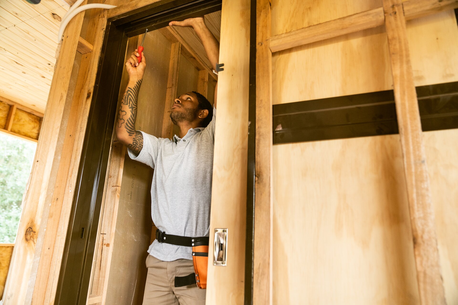 Montaż drzwi na przegubach