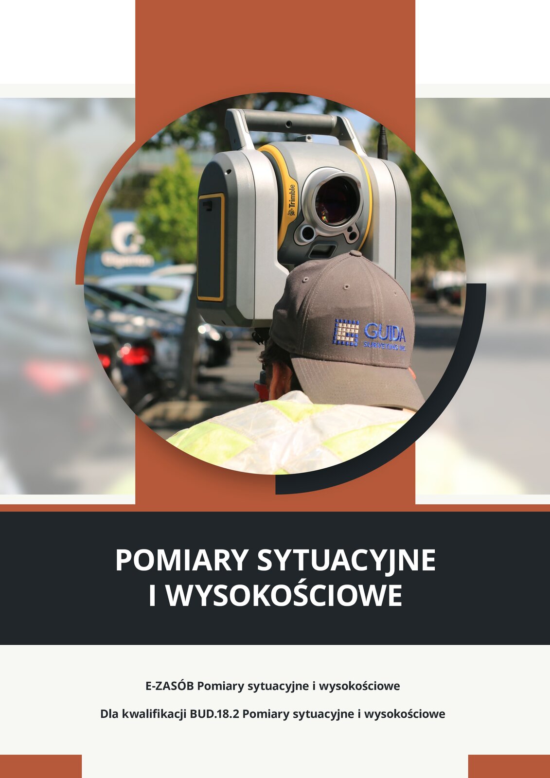 Na karcie tytułowej e‑booka umieszczono zdjęcie tachimetru. Widoczny jest również tył głowy geodety wykonującego pomiar za pomocą tego instrumentu.