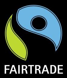 Zdjęcie przedstawia logo Fairtrade. W górnym prawym rogu znajduje się kształt liścia z dziurą w środku o niebieskiej barwie. Na lewo i w dół od niego znajduje się drugi kształt liścia o barwie zielonej. Pod spodem znajduje się podpis Fairtrade. Całość jest na czarnym tle.