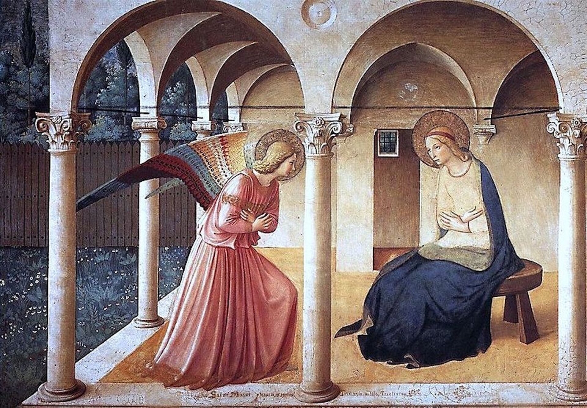 Ilustracja przedstawia obraz Fra Angelico pod tytułem „Zwiastowanie”. Dzieło powstało około 1450 roku. Na obrazie znajdują się dwie postacie. Jedną z nich jest anioł w różowej szacie z kolorowymi skrzydłami. Pochyla się on przed kobietą siedzącą na ławce. Ubrana jest ona w kremowo-niebieską suknię. Dłonie ma skrzyżowane i trzyma je na klatce piersiowej. Przedstawiona scena zwiastowania rozgrywa się pod portykiem. Posiada on lekką konstrukcję z cienkich kolumienek. W tle widoczne jest ogrodzenie oraz drzewa.