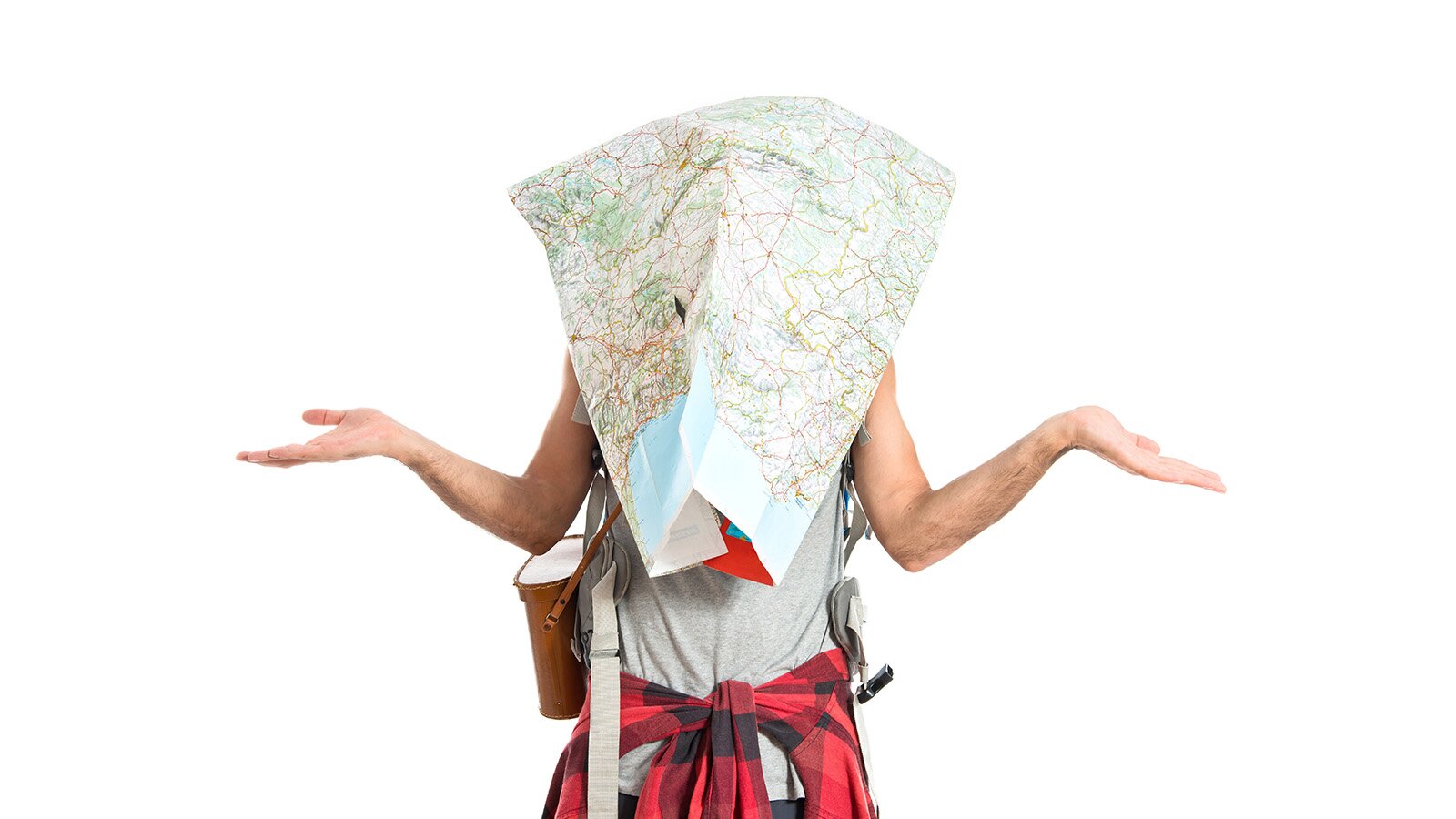 Zdjęcie przedstawia stojącą postać rozkładającą ręce, na głowie ma narzuconą mapę, w pasie ma przewiązaną koszule w kratkę.