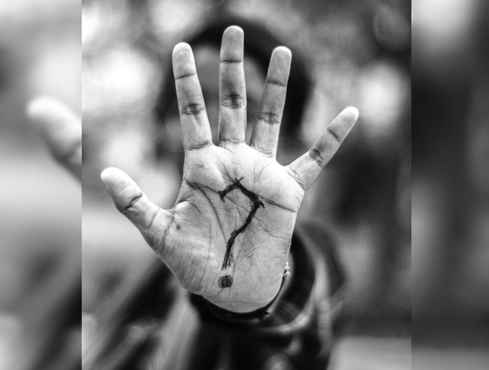 Na zdjęciu widzimy otwartą dłoń z wyrysowanym na niej znakiem zapytania.