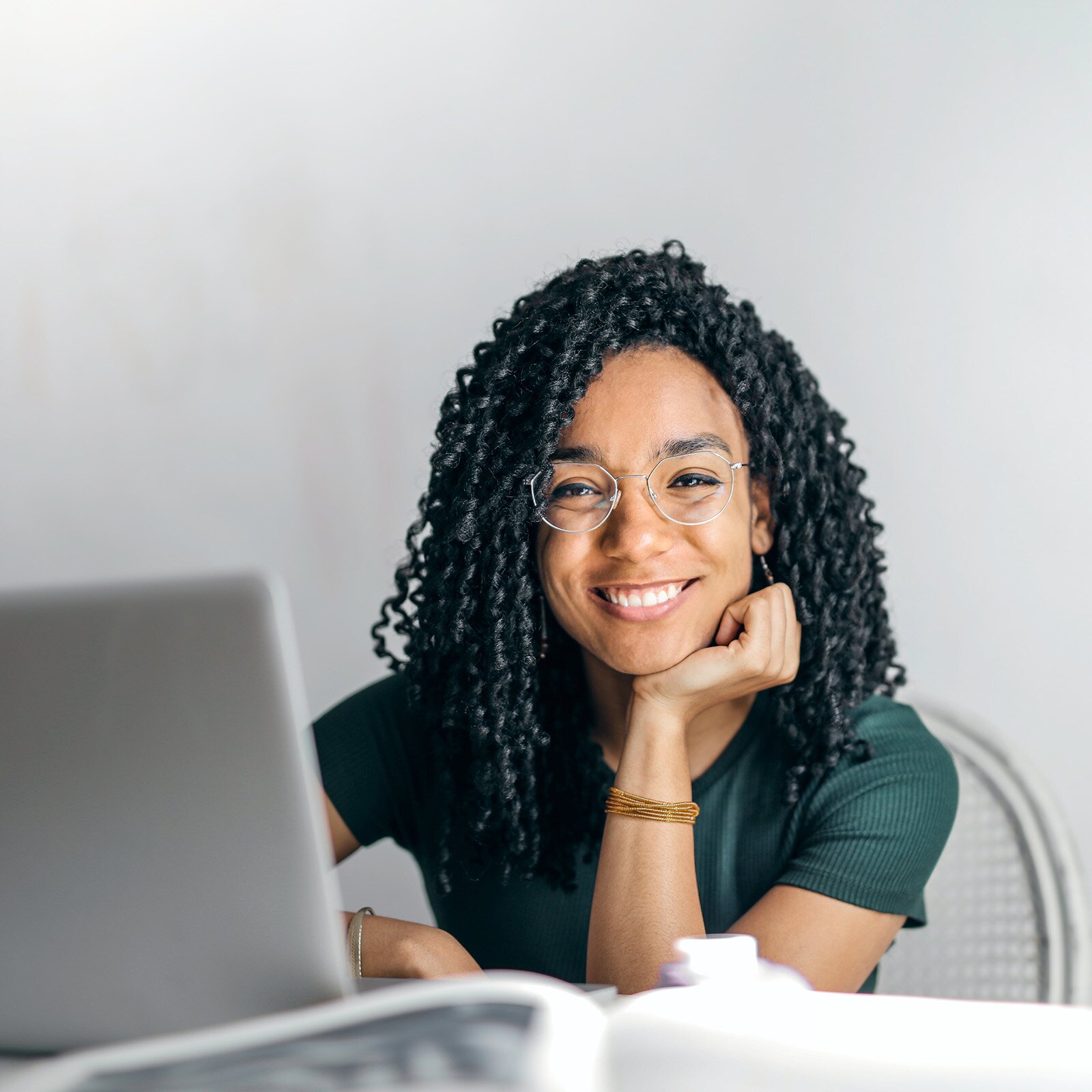 Zdjęcie przedstawia nastolatkę o ciemnej karnacji i czarnych, kręconych włosach. Jej prawa oczu jest ciemna. Kolor oczu ciemny brąz. 