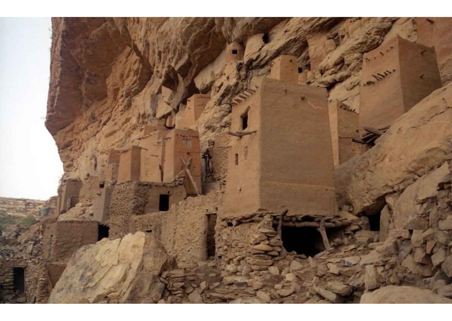 Na zdjęciu spichlerze wkomponowane w skalną ścianę. Wykonane z gliny.  