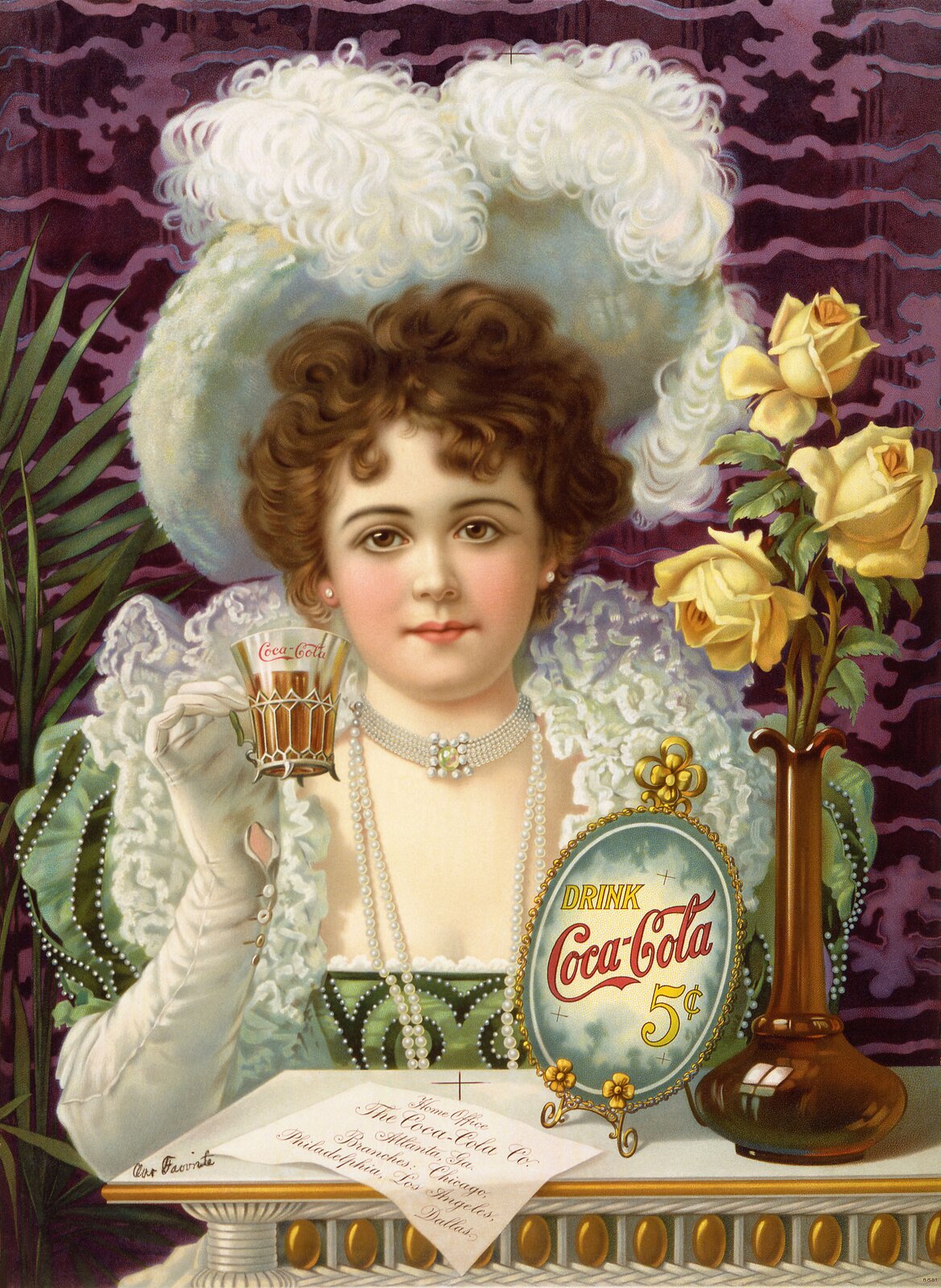 Ilustracja przedstawia plakat reklamowy „Drink Coca‑Cola 5¢”. Grafika ukazuje młodą kobietę pijącą ze szklaneczki napój. Cała praca stylizowana jest na barokowy obraz. Dziewczyna ma na sobie zieloną, bogato zdobioną suknię z dużym dekoltem, na ramiona zarzucony biały, falbaniasty szal, na głowie biały kapelusz z dwoma puszystymi piórami, spod którego wystają krótkie, falowane włosy. Prawą ręką w białej rękawiczce unosi do góry szklankę w metalowym, ozdobnym koszyczku. Na szyi zapięty ma naszyjnik z pereł. Młoda kobieta ma delikatną, zaróżowioną twarz o dużych, brązowych oczach. Przed nią znajduje się biały stolik ze złotymi zdobieniami, na którym stoi flakon z żółtymi różami oraz obrazek z napisem „DRINK Coca‑Cola 5¢” w ozdobnej, okrągłej ramce. Przed obrazkiem leży karteczka z wykaligrafowanym napisem. Postać ustawiona jest na ciemno‑różowym tle.