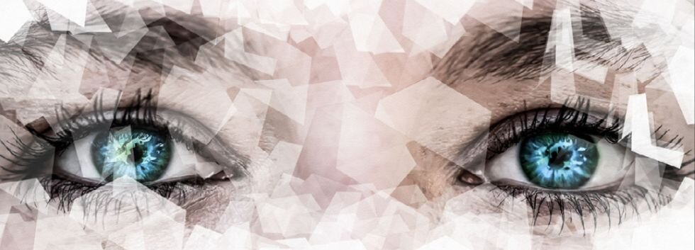 Grafika komputerowa w kształcie wydłużonego prostokąta przedstawia parę otwartych oczu. Są to oczy kobiety z długimi rzęsami i wyrazistymi brwiami, w których odbija się światło. Na zdjęcie nałożony jest półprzeźroczysty filtr z białymi prostokątami i kwadratami porozrzucanymi na całym obrazie, które częściowo przesłaniają oczy.