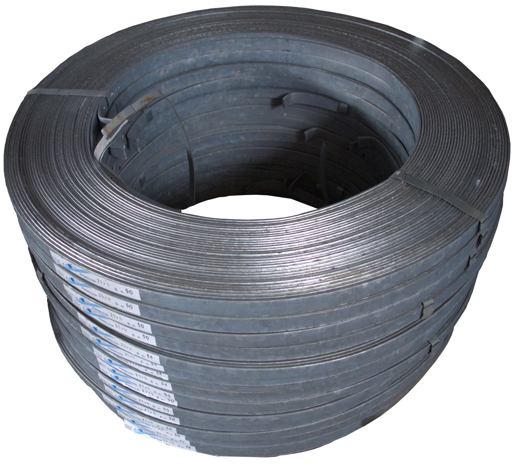 Zdjęcie przedstawia ciemną stalową taśmę zwiniętą w okrąg na białym tle.