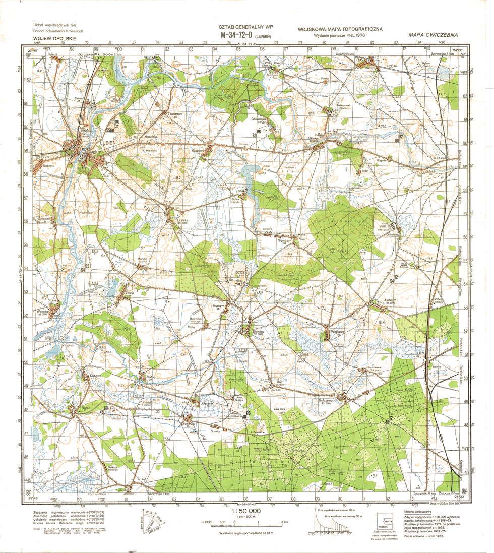 Ilustracja przedstawia przykładową mapę topograficzną. Zaznaczono lasy, rzeki, poziomice, zbiorniki wodne. Linie podwójne to drogi. Pojedyncze, cieńsze linie to drogi gruntowe. Grube linie to koleje. Na mapie jest siatka dzieląca całą mapę na małe kwadraty. Każdy kwadrat ma bok o długości jednego kilometra w terenie, dlatego siatka nazywa się siatką kilometrową. Dookoła mapy znajduje się ramka podzielona na krótkie fragmenty, przy granicy których opisana jest długość i szerokość geograficzna co jedną minutę. Na dole znajdują się różne objaśnienia, a wśród nich podziałka liniowa. Na górze mapy znajduje się oznaczenie literowo-cyfrowe wskazujące, który to arkusz mapy topograficznej.