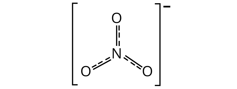 Ilustracja przedstawiająca wypadkową struktur rezonansowych anionu azotanowego(pięć), która to znajduje się w nawiasie kwadratowym, względem którego w indeksie górnym znajduje się znak minus. Struktura zbudowana jest z atomu azotu N połączonego z trzema atomami tlenu O za pomocą kresek pojedynczych i przerywanych, to znaczy wiązań pojedynczych i wiązań rozmytych.