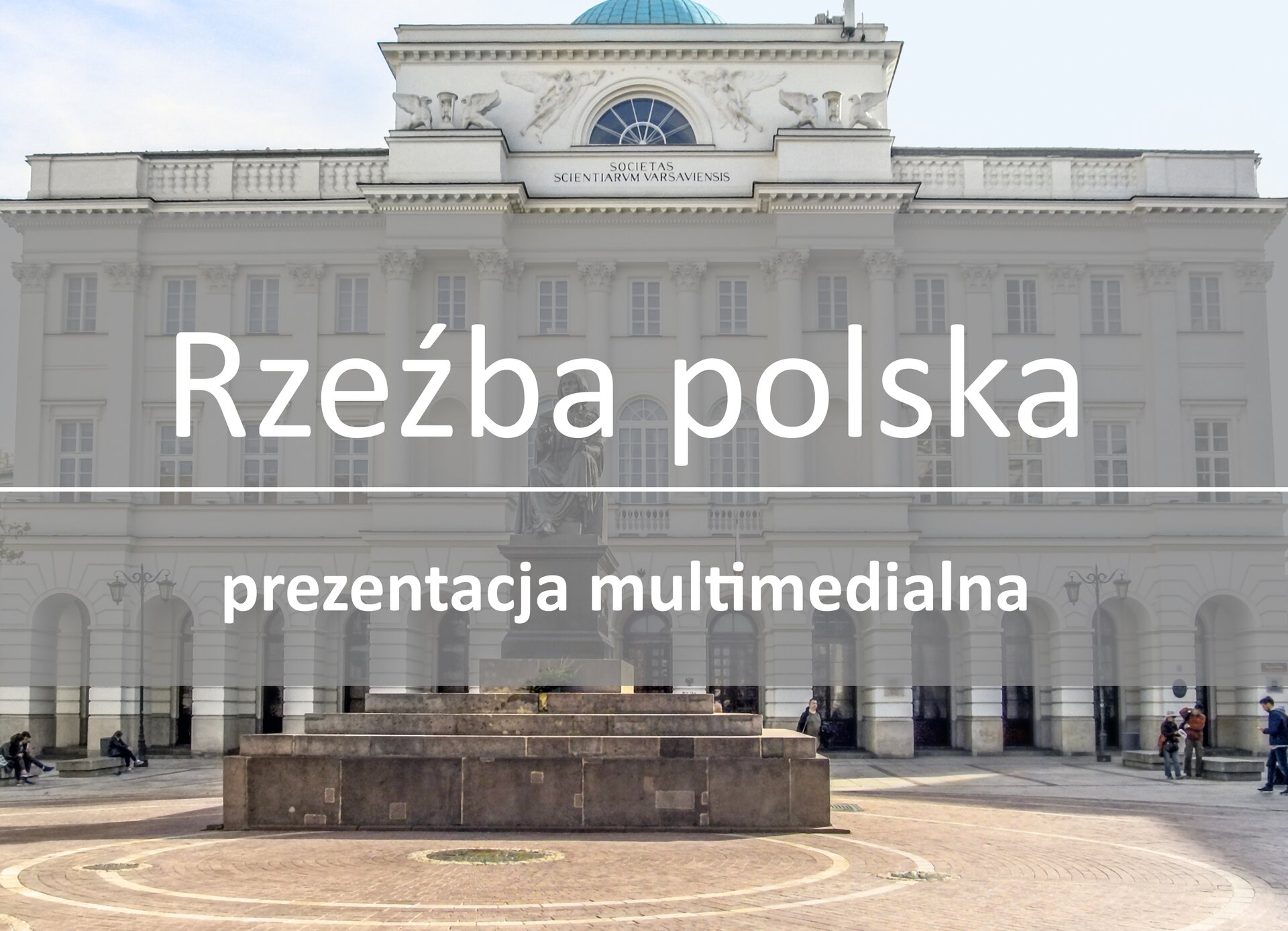 Na zdjęciu pomnik w kolorze ciemnoszarym. Przedstawia siedzącego mężczyznę. Ma proste włosy średniej długości. Ubrany jest w szatę do kostek. Prawą rękę ma wyciągniętą do przodu, a w lewej trzyma astrolabium. Pomnik stoi na ciemnoszarym podeście, dookoła którego są czerwono - szare schody. Przed pomnikiem jest bordowy plac z beżowymi okręgami. W tle znajduje się jasny budynek z łukowymi oknami. Na tle zdjęcia wyświetlono pole z napisem: Rzeźba polska. Prezentacja multimedialna.