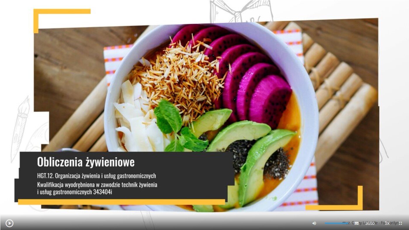 Grafika przedstawia widok ujęcia początkowego filmu instruktażowego zatytułowanego Obliczenia żywieniowe. Na grafice widać pasek sterowania filmem, który zawiera przycisk startu film, suwak głośności filmu, przycisk włączenia napisów, przycisk wyboru jakości odtwarzanego filmu, przycisk wyboru prędkości odtwarzania filmu oraz przycisk włączenia pełnego ekranu.