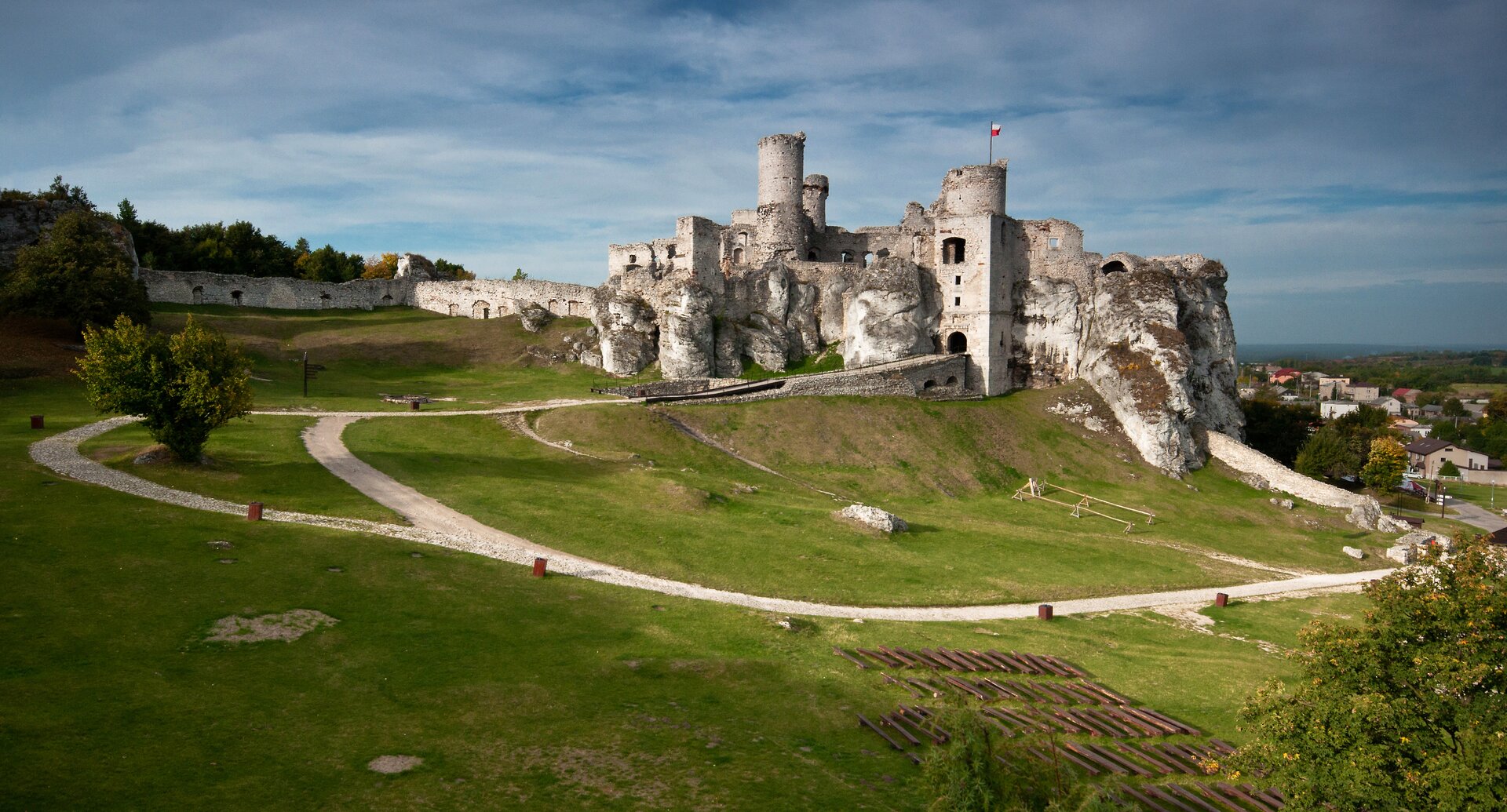 Budowle ze skał wapiennych - Ruiny zamku Ogrodzieniec