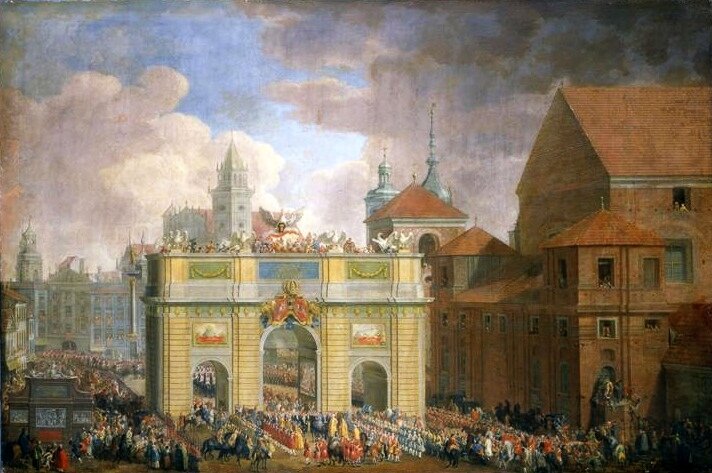 Obraz przedstawia bramę z trzema łukami, prowadzącą do miasta. Wokół niej zgromadzeni są licznie mężczyźni i kobiety w dworskich strojach oraz mężczyźni na koniach.