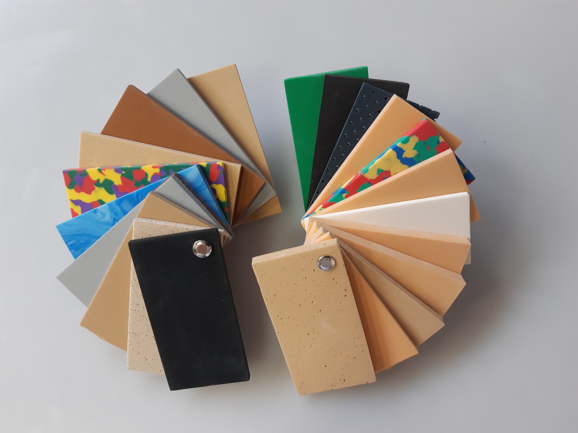 Zdjęcie przedstawia próbniki pianek termoplastycznych w różnych kolorach i wariantach.