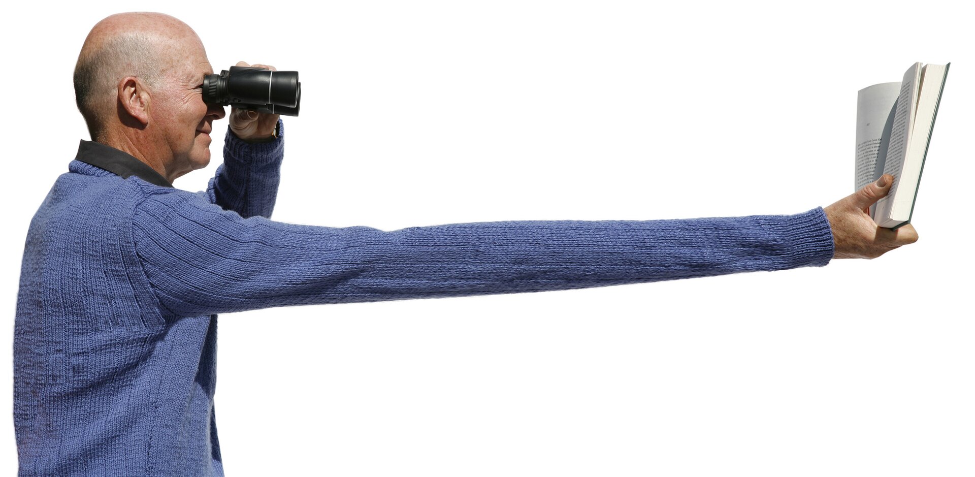 Zdjęcie przedstawia mężczyznę z wyciągniętą, nienaturalnie długą ręką w której trzyma książkę. W drugiej ręce trzyma lornetkę przyłożoną do oczu i skierowaną na trzymaną książkę.