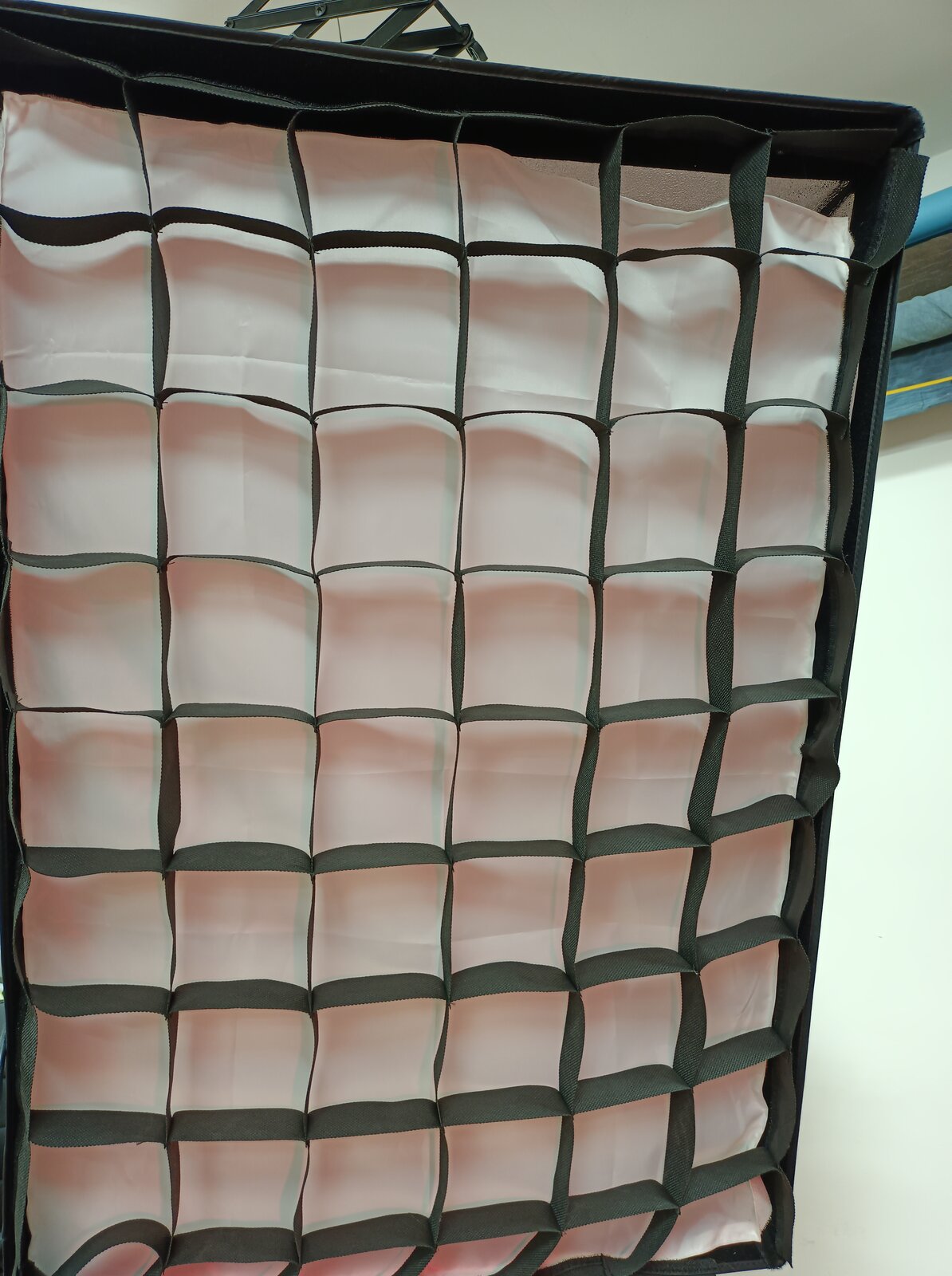 Zdjęcie przedstawia zbliżenie na grid o strukturze z kwadratowymi oczkami.