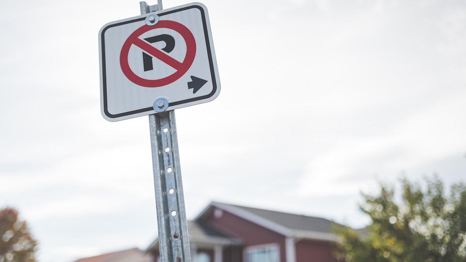 Zdjęcie ukazuje znak drogowy oznaczający zakaz parkowania.