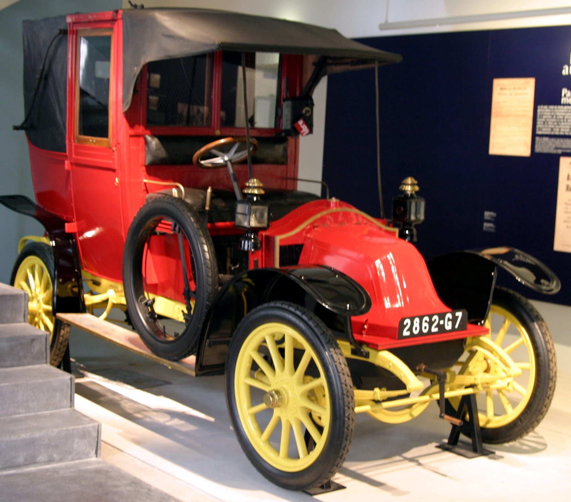 Fotografia przedstawia jedną z "taksówek Marny", model Renault AG-1