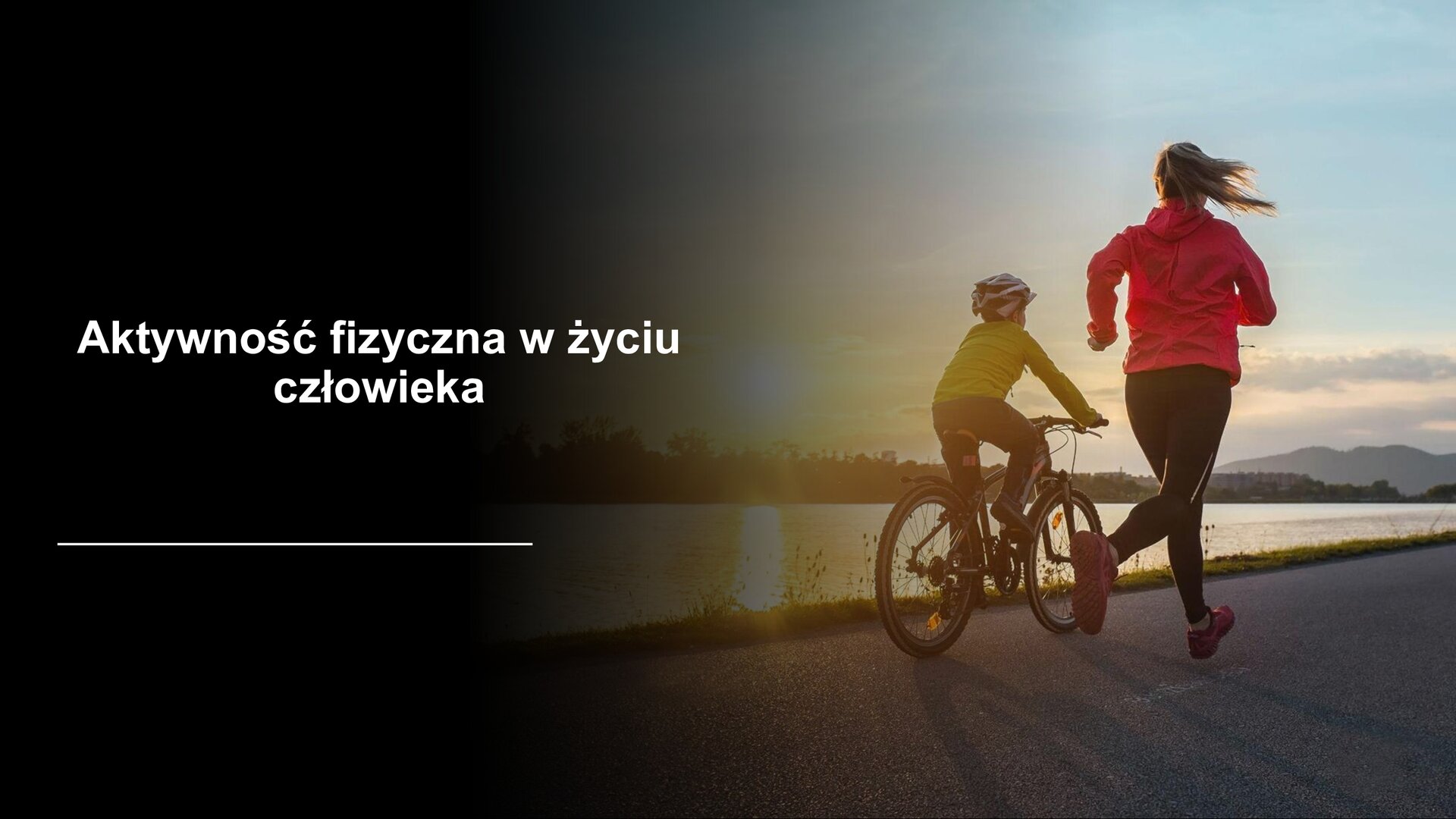 Czarny slajd. Z lewej strony biały napis: „Aktywność fizyczna w życiu człowieka”. Z prawej strony zdjęcie chłopca jadącego na rowerze, a obok niego biegnąca kobieta. W tle jezioro i zachodzące słońce.