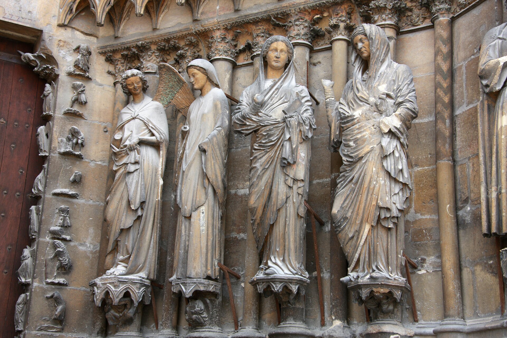 Odpowiedz na pytanie. Jakie motywy ikoniczne możemy znaleźć obserwując katedrę Reims?