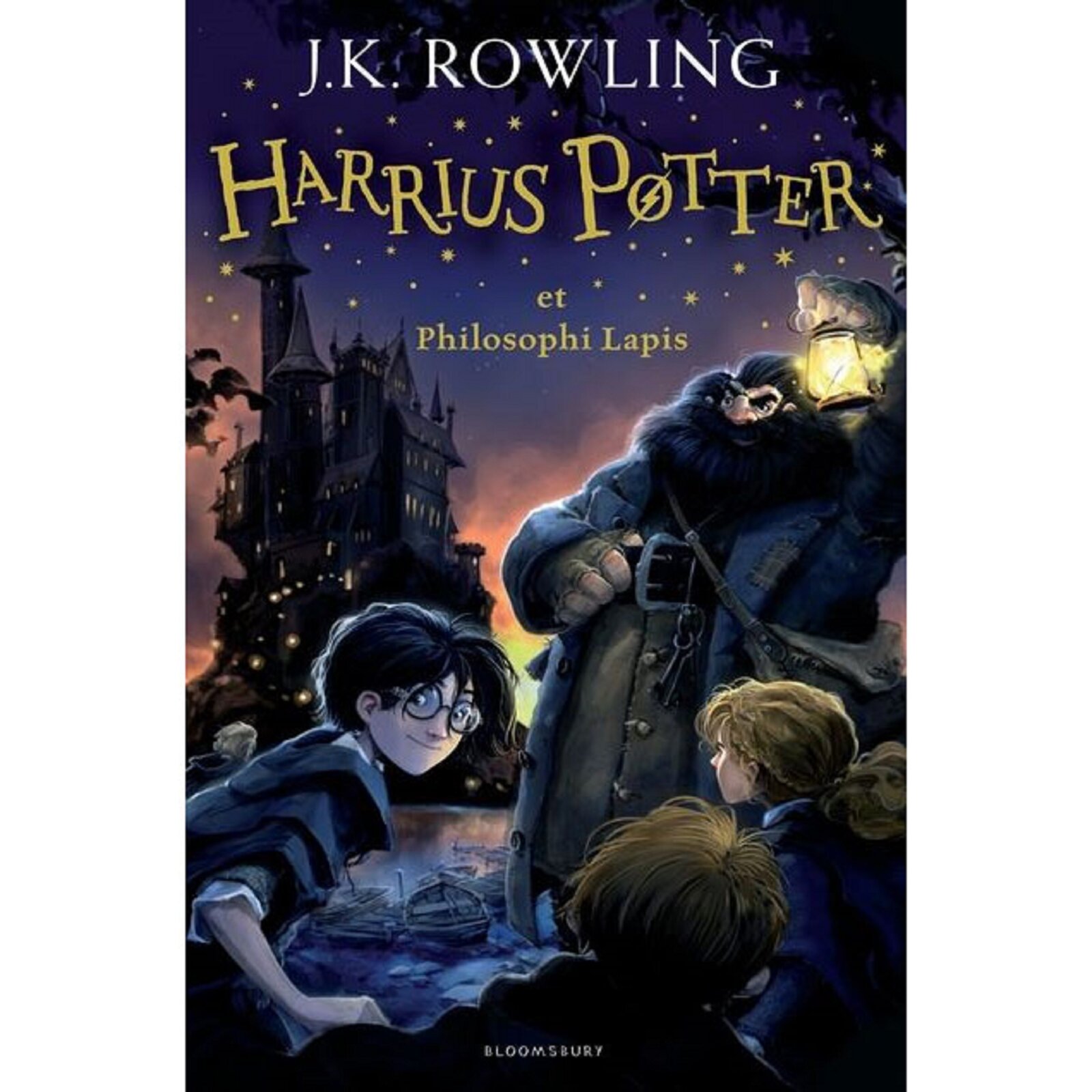 Ilustracja przedstawia stronę tytułową książki J. K. Rowling pod tytułem „Harry Potter i kamień filozoficzny” przetłumaczoną na język łaciński. Strona tytułowa zawiera (od samej góry) imię i nazwisko autorki oraz tytuł przetłumaczony na język łaciński – HARRIUS POTTER ET PHILOSOPHI LAPIS. 	Pod tytułem znajduje się ilustracja, na której przedstawiono postać Harrego Pottera, Rona, Hermiony oraz Hagrida. Harry przedstawiony jest jako mały chłopiec o kruczo czarnych włosach i w czarnej pelerynie. Obok Harrego widoczne są plecy Rona oraz Hermiony. Nad całą trójką czuwa Hagrid – wysoki mężczyzna o bujnej fryzurze i zaroście. Hagrid ubrany jest w granatowy długi płaszcz oraz ciemną koszulę. W tle widoczny jest Hogwarth – szkoła magii. 