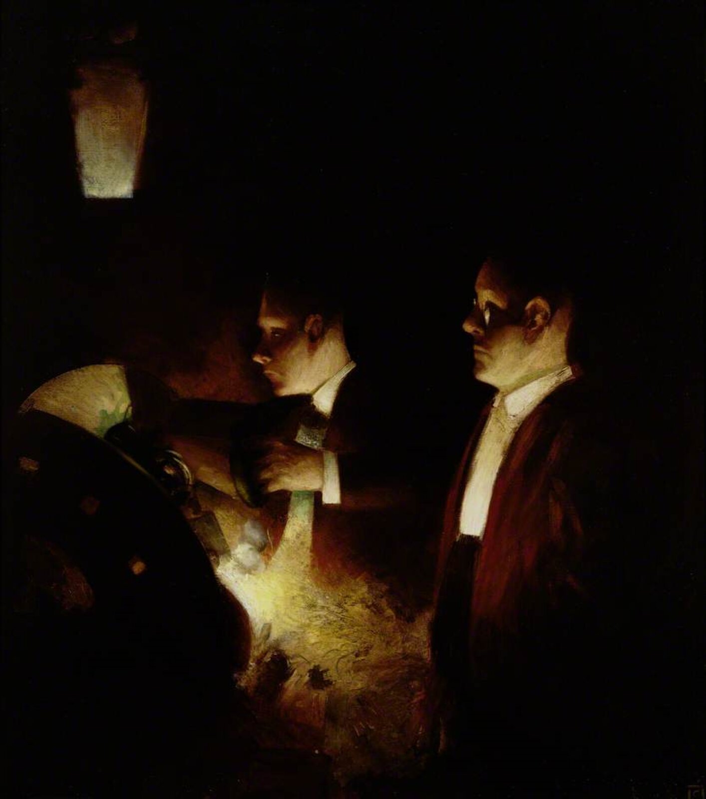 Na obrazie na czarnym tle jest dwóch mężczyzn. Całość ilustracji jest bardzo rozmazana. Przed mężczyznami znajduje się ciemny przedmiot, który od dołu rozpromienia jasne światło, które ich oświetla.  Nad tym fragmentem znajduje się kawałek jasnego przedmiotu. W lewym górnym rogu również znajduje się rozświetlony element. Mężczyźni stoją przodem do źródła światła. Ubrani są w białe koszule z brązową marynarką, jeden z nich jest w okularach. 