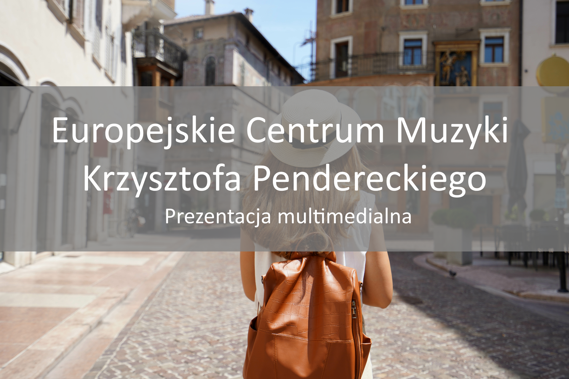 Ilustracja przedstawia plecy młodej kobiety o blond włosach, stojącej na brukowanej drodze pomiędzy starymi budynkami. Na grafice umieszczono szary, półprzezroczysty pasek z białym napisem: Europejskie Centrum Muzyki Krzysztofa Pendereckiego. Prezentacja multimedialna. 