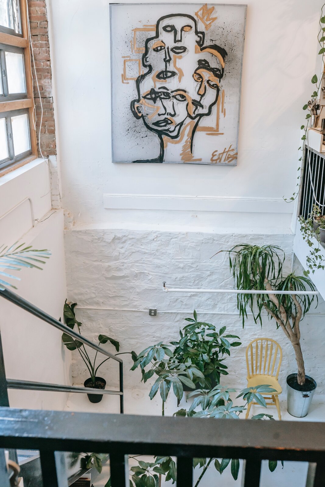 Zdjęcie przedstawia wnętrze o ścianie, w skład której wchodzą białokremowe kamienie o szczotkowanej fakturze. Widoczne są na nich delikatne pionowe linie i struktury.