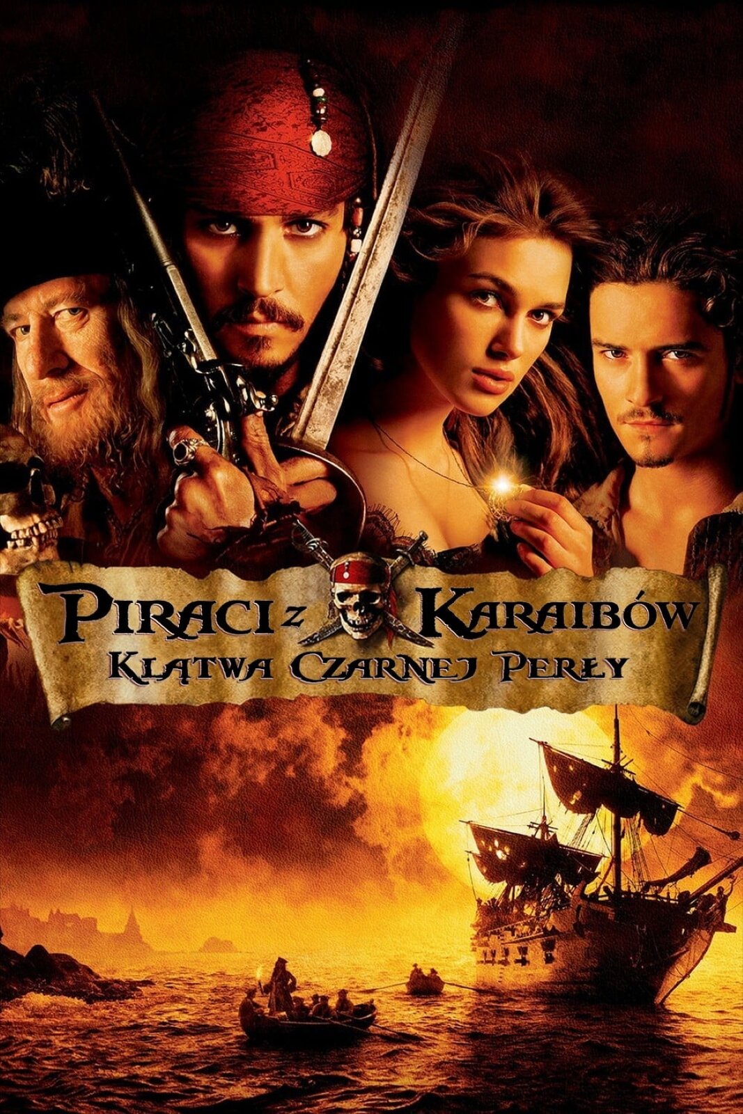 Plakat do filmu „Piraci z Karaibów: Klątwa Czarnej Perły”. Tło stanowi nocne, ciemne niebo z żółtą poświatą księżyca w pełni, powierzchnia wody, duży statek, dwie mniejsze łodzie, w których obecni są ludzie, a także fragment skał i lądu. Pośrodku umieszczono element przypominający rozwinięty pergamin z napisem „PIRACI Z KARAIBÓW, KLĄTWA CZARNEJ PERŁY” oraz grafikę – ludzką czaszkę z czerwonym materiałem na wysokości czoła, z dwoma skrzyżowanymi sztyletami w tle. U góry ukazano cztery postacie: mężczyznę w podeszłym wieku o jasnych włosach i zaroście, który uśmiecha się delikatnie, patrząc w stronę widza; młodszego mężczyznę o czarnym, krótkim zaroście z czerwonym materiałem na wysokości czoła, trzymającego przed sobą dwie skrzyżowane bronie; młodą, jasnowłosą kobietę o wydatnych ustach i delikatnych rysach twarzy, trzymającą w dłoni swój wisiorek, rozświetlony ciepłym światłem; młodego mężczyznę o ciemnych włosach, patrzącego w stronę widza. 