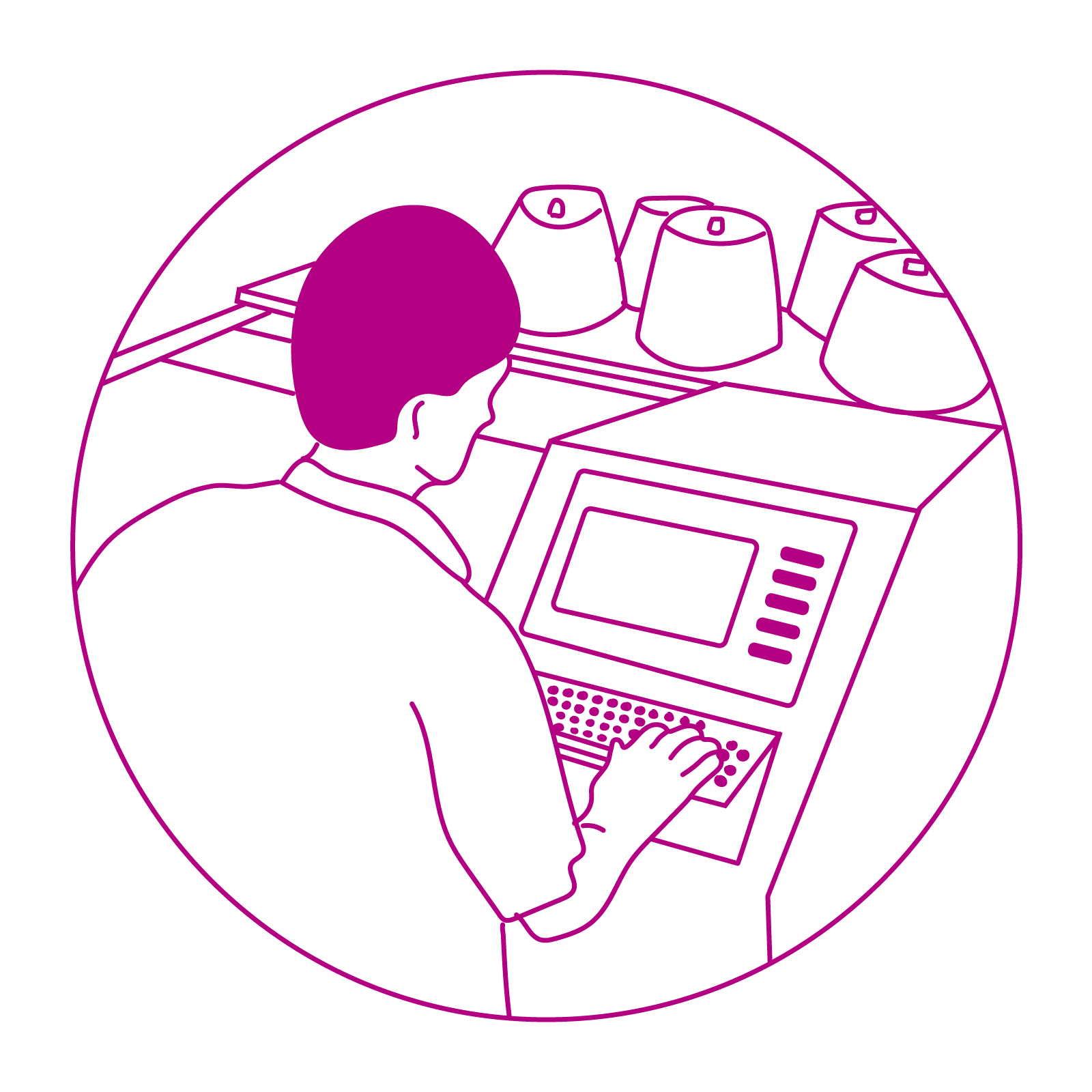 Grafika przedstawia odwróconą plecami postać, która naciska klawisze na panelu sterującym urządzeniem, które znajduje się przed postacią. Urządzenie jest duże, powyżej klawiatury znajduje się ekran, a po jego prawej stronie pięć przycisków. W górnej części szydełkarki są szpule z nićmi.