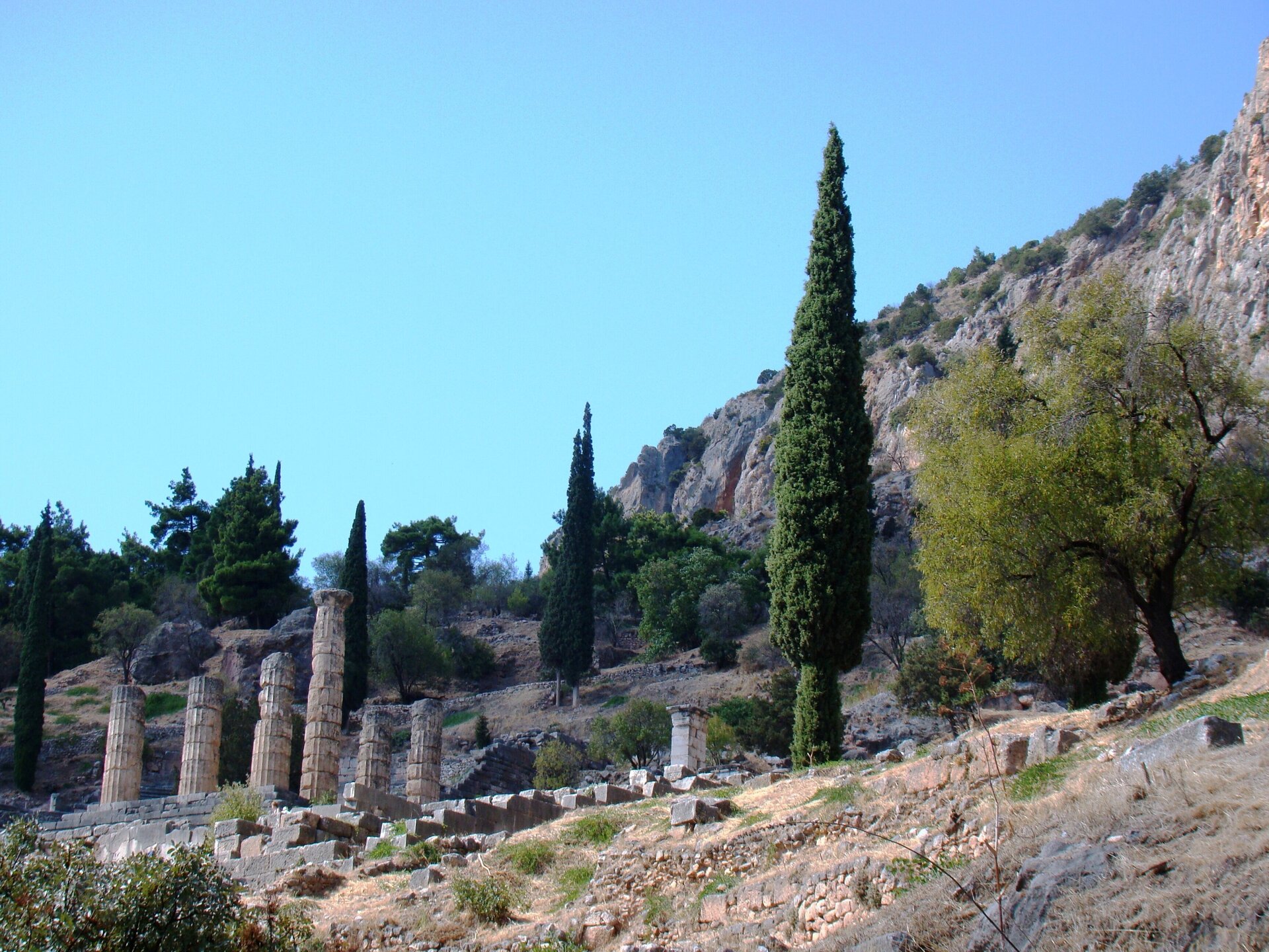 Zdjęcie przedstawia skaliste zbocze góry, na którym widoczne są ruiny starożytnych zabudowań.