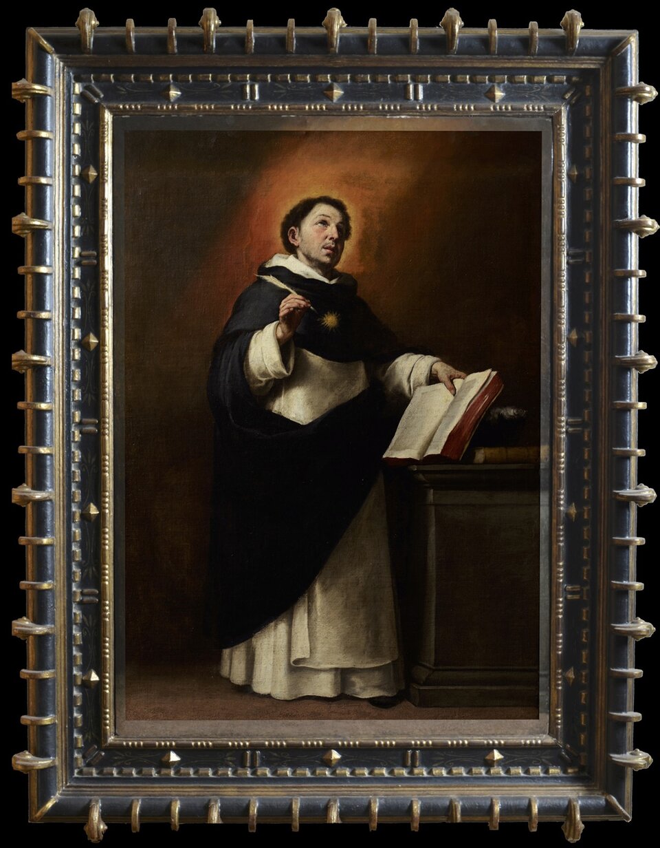 Obraz przedstawia świętego Tomasza. Ma on krótkie czarne włosy. Patrzy do góry. Jest ubrany w biały habit i czarną pelerynę, na której znajduje się mały ogień w sercu. W lewej dłoni trzyma ptasie pióro.  Prawą dłonią dotyka otwartej księgi stojącej na stoliku. Za nią leżą dwie zamknięte księgi. Na wysokości głowy znajduje się żółte światło. Postać umieszczona jest na ciemnym tle. Obraz otoczony jest czarną ramą ze złotymi okuciami.  