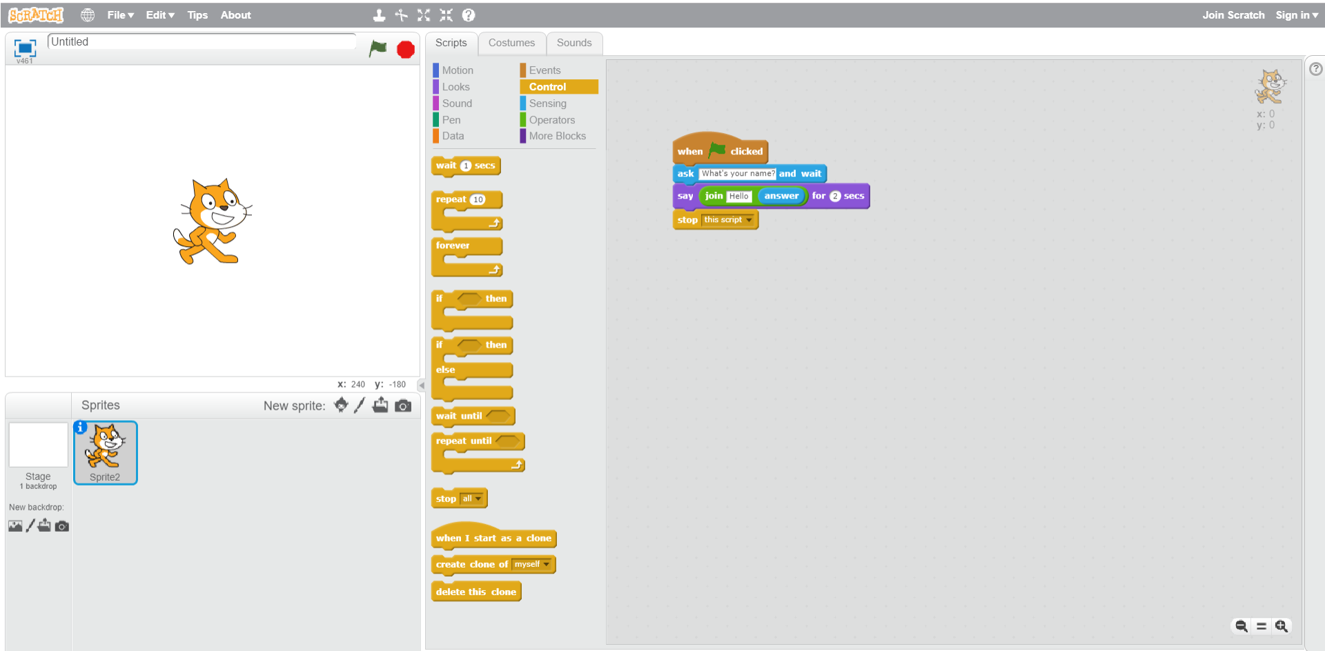 Na ilustracji przedstawiony jest zrzut ekranu, na którym widoczne są wszystkie okna programu Scratch. Na górze pasek menu z logo, ikoną umożliwiającą zmianę języka, File, Edit, Tips, About. Na środku paska ikony narzędzi: stempel, nożyce, pomniejszenie, powiększenie, pomoc. Poniżej po lewej okno podglądu. W nim na środku znajduje się duszek (kotek). Na górze okna po lewej ikona sceny, obok podpis Untitled, po prawej stronie ikona flaga oznaczająca play, ikona ośmiokąt oznaczająca stop. Na dole okna po prawej znaczniki położenia duszka na scenie x i y. Pod oknem podglądu znajduje się okno z ustawieniami. Po lewej stronie białe tło z okna podglądu Stage 1 backdrop. Poniżej New backdrop. Poniżej ikony nowe tło, edycja tła, pobranie tła z zewnętrznego pliku, podgląd tła. Na środku okna ustawień od góry napis Sprites, po prawej napis New sprite oraz ikony nowy duszek, edycja, pobranie z zewnętrznego pliku, podgląd. Poniżej zaznaczony obrazek duszka (kotka) opisany Sprite2. Po prawej okno edycji zajmujące ponad połowę ekranu. Po lewej stronie okna edycji znajdują się zakładki Scripts (wyróżniona), Costumes, Sounds. Widoczne są działy w zakładce Scripts: Motion, Looks, Sound, Pen, Data, Events, zaznaczone Control, Sensing, Operators, More Blocks. Każdy dział wyróżniony jest innym kolorem. Poniżej bloczki do układania algorytmów w dziale Control. Po prawej fragment skryptu służącego do przekazywania informacji skryptowi za pomocą klawiatury. Od góry bloczki: when ‘play’ clicked; ask What’s your name and wait; say join Hello answer for 2 secs; stop this script.