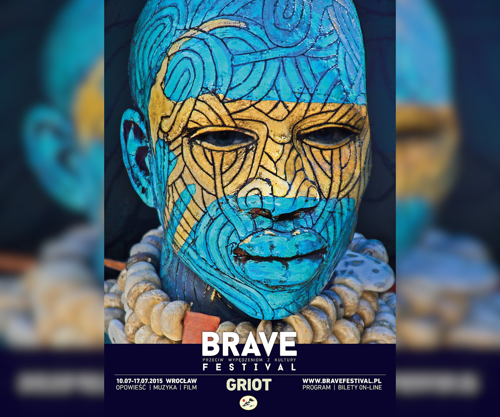 Ilustracja przedstawia plakat. Znajduje się na nim twarz człowieka pomalowana w niebiesko‑złote wzory. Pod spodem znajduje się napis Brave Festival. Przeciw wypędzeniom z kultury.