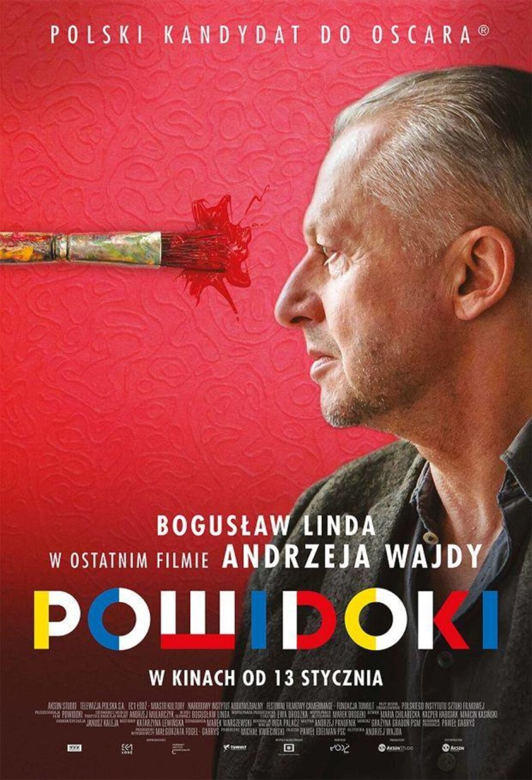 Plakat do filmu „Powidoki” przedstawia wizerunek polskiego aktora Bogusława Lindy. Mężczyzna został sfotografowany na czerwonym tle z profilu. Ma krótkie siwe włosy oraz lekki zarost. Ubrany jest w siwy rozpinany sweter. Spogląda w lewą stronę, w kierunku drewnianego pędzla z czerwoną farbą na włosiu. Nad aktorem widnieje napis: POLSKI KANDYDAT DO OSCARA. Poniżej, pod twarzą Lindy widnieje napis: BOGUSŁAW LINDA W OSTATNIM FILMIE ANDRZEJA WAJDY. POWIDOKI. W KINACH OD 13 STYCZNIA. Tło jest czerwone.