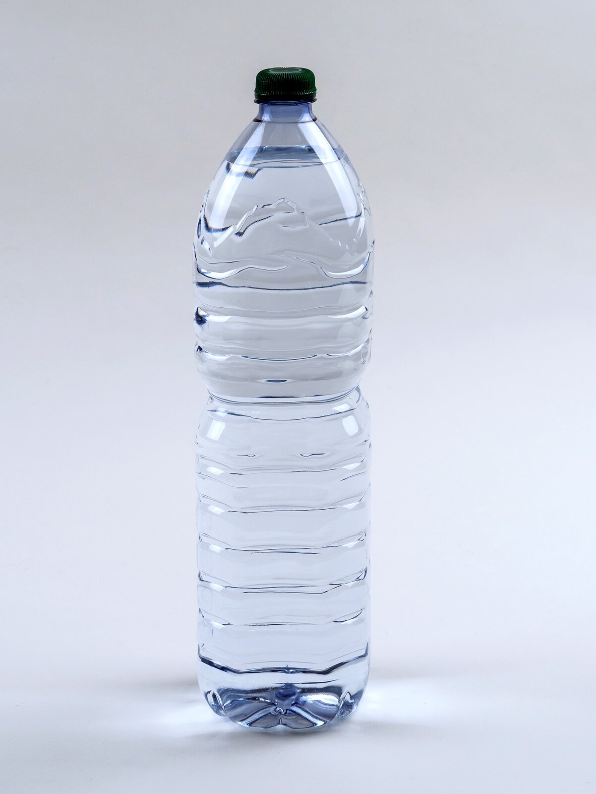 Rys. 3. Zdjęcie poglądowe przedstawia plastikową, zamkniętą korkiem, butelkę z wodą.