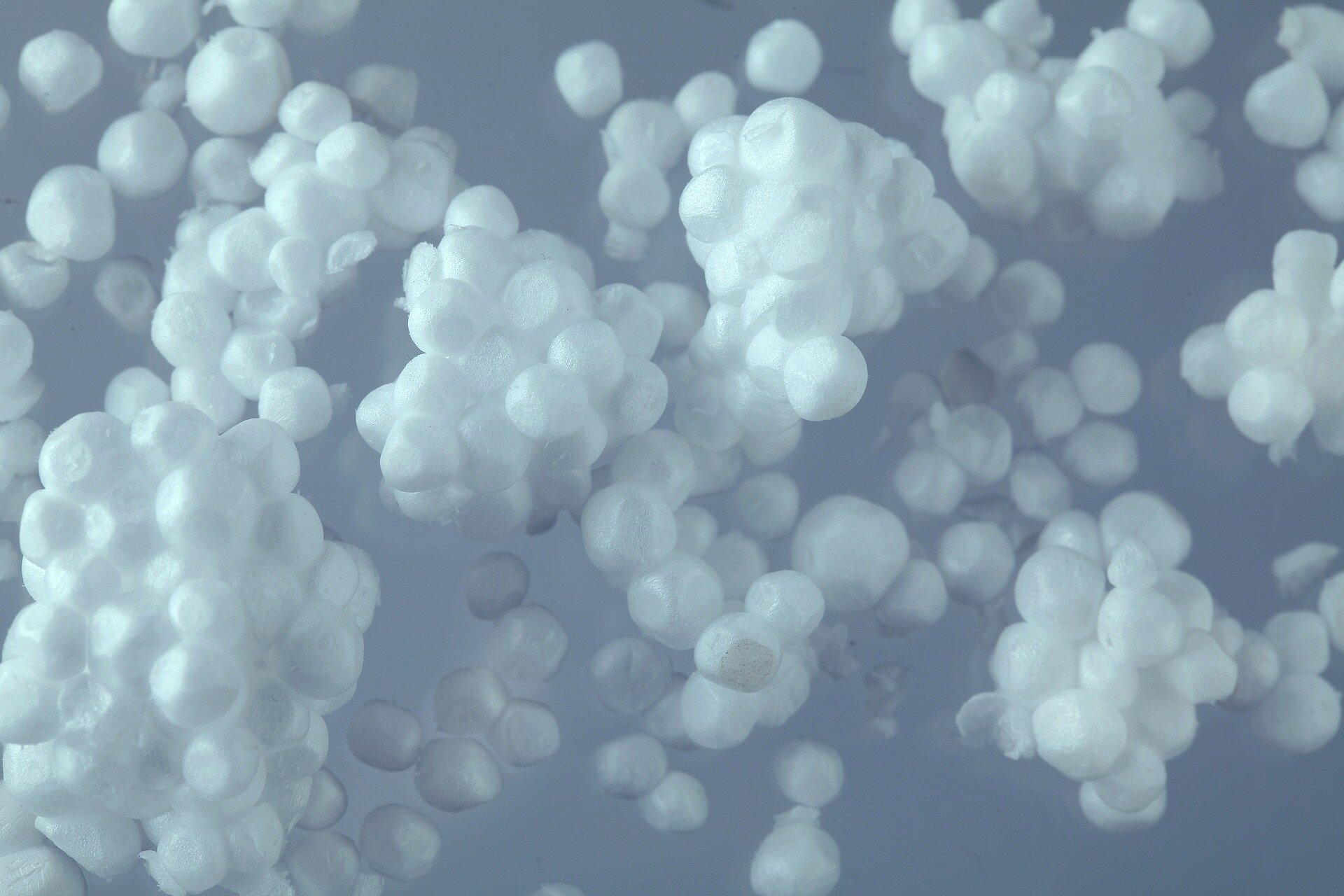 Zdjęcie przedstawia białe kuleczki styropianu.