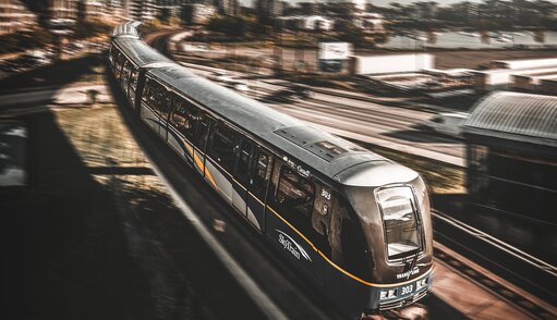 Pomiar prędkości poruszającego się człowieka w pociągu